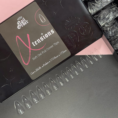 Klare mittelgroße Stiletto-Box mit Tipps